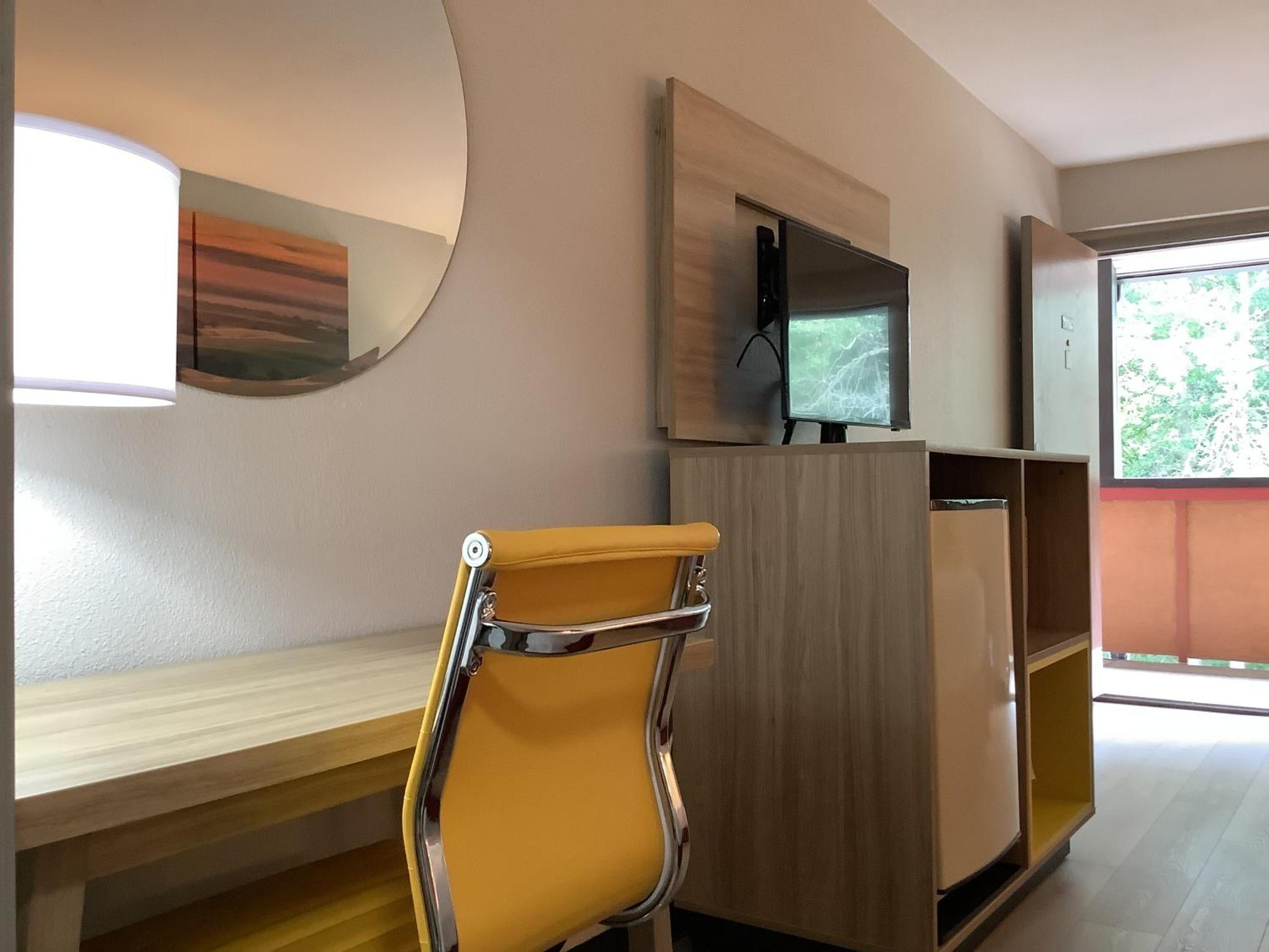 Days Inn By Wyndham Kingdom City Eksteriør billede