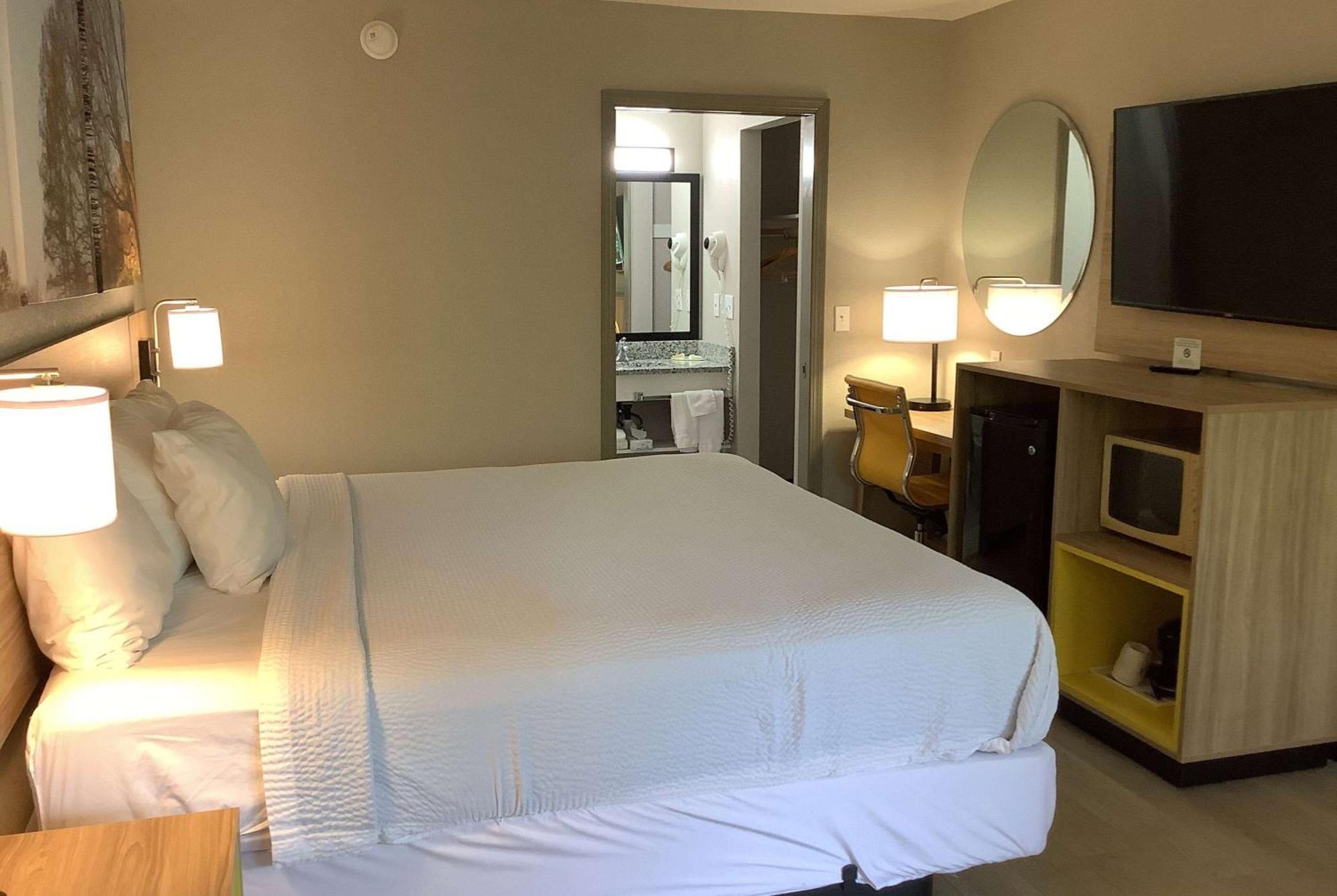 Days Inn By Wyndham Kingdom City Eksteriør billede