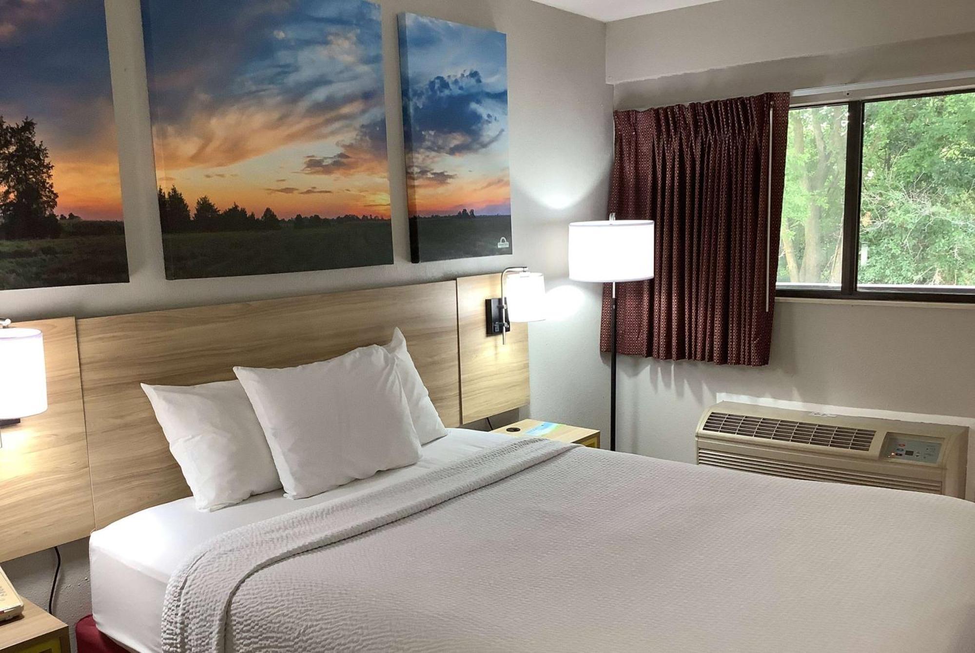 Days Inn By Wyndham Kingdom City Eksteriør billede