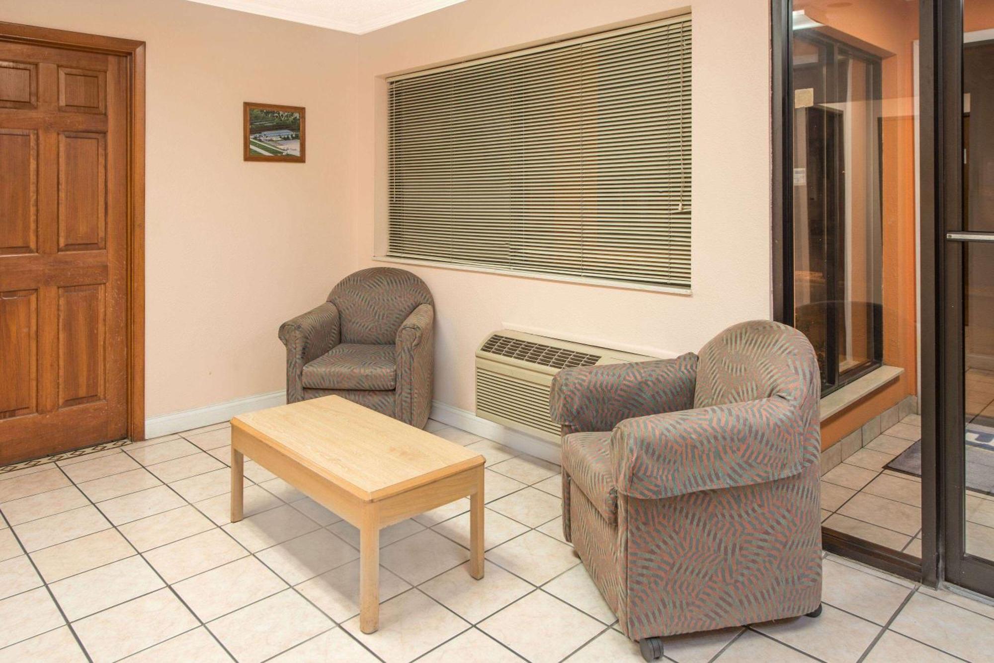 Days Inn By Wyndham Kingdom City Eksteriør billede